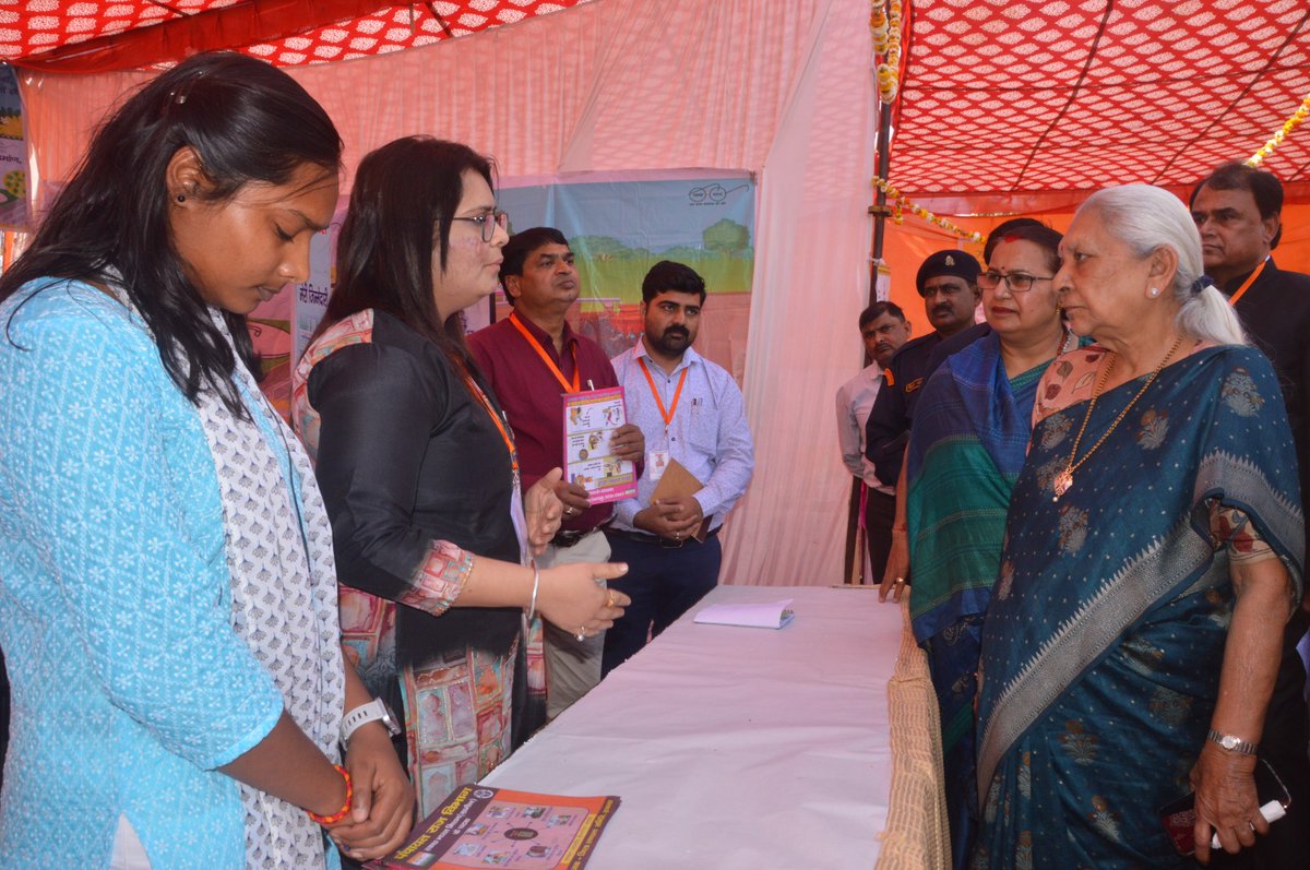 subodhjoshidpro's tweet photo. मा० राज्यपाल महोदया उ०प्र० श्रीमती @anandibenpatel जी के जनपद भ्रमण के दौरान प्रदर्शनी में विभाग द्वारा लगाये गये स्टाल पर विभाग में संचालित योजनाओं के बारे में विस्तार पूर्वक जानकारी दी! 
@apcuttarpradesh 
@dm_hathras 
@uppanchayatiraj 
@Bhupendraupbjp https://t.co/yLivdf4ot9