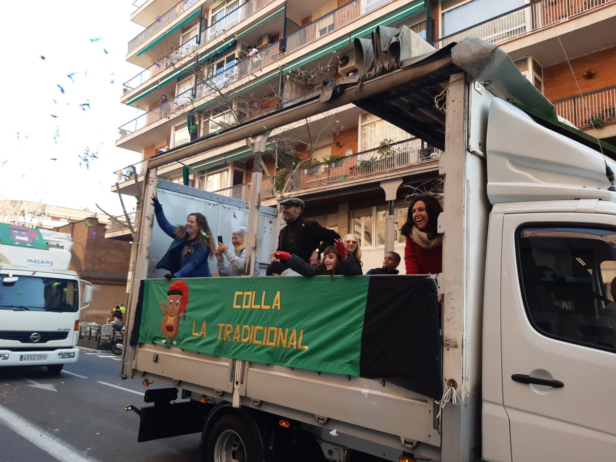 Tradicional2000's tweet photo. Quin gran #SantMedir2023 ahir a la #VilaDeGràcia. Moltes gràcies romeus i romeves per fer possible aquesta festa, a @stmedir per l'organització un any més, i tot el veïnat per participar-hi amb tanta il·lusió🍬🍭😍

Si en voleu més, ens veiem demà pels carrers de La Bordeta! 🔥 https://t.co/LbcnjRZral