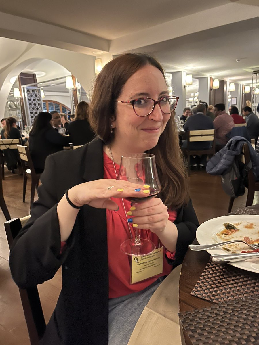 Science discussions with <a href="/19Wada90/">Wada</a> at the #GRC in neural crest and cranial placodes:

“So if the wine is the adrenal gland, the glass is the capsule and this is the cross-section…”