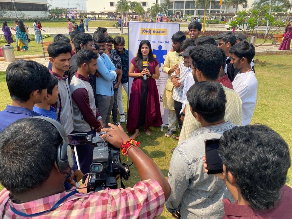 sakshitvdigital's tweet photo. @sakshitvdigital at @VIT college #Vijayawada

All the best dear students #vitopia Vellore Institute of Technology (VIT) https://t.co/KAZh0pSw29