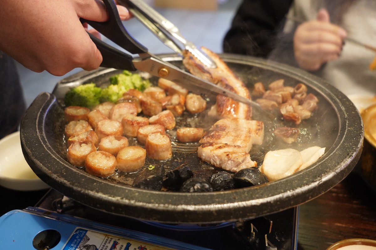 mojoinsh's tweet image. 美味しかったけど服に油が跳ねまくってそこそこの被害が出た韓国料理😇😇😇