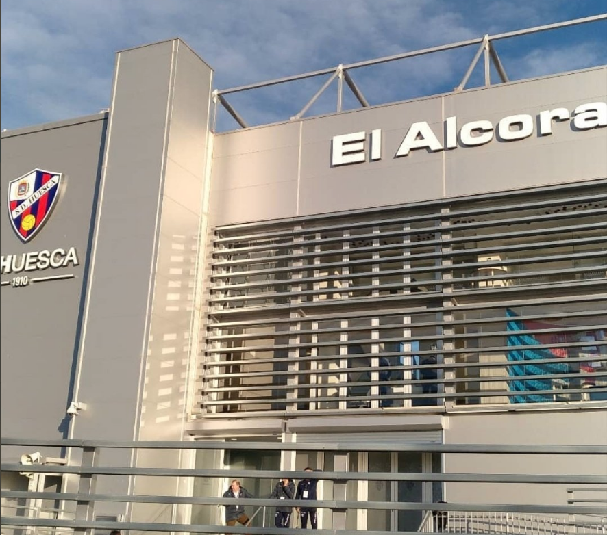 Ismael_Ledesma's tweet photo. Hoy el @LevanteUD se juega mucho en Huesca. Buenos recuerdos de El Alcoraz, uno de mis primeros viajes con la expedición oficial. Conocí a 2 cracks como @DRodriguez_79 y @xavialberola, empatamos, y en la puerta del estadio hicieron una fiesta remember... a las 16h de la tarde! 🤪 https://t.co/mB1naie7nG