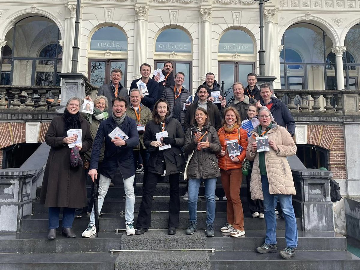 Met de Amsterdamse kandidaten voor de Provinciale Staten, Waterschappen en Eerste Kamer de stad in! #doenwatnodigis

<a href="/MariannePoot/">Marianne Poot</a> <a href="/koenpetersen/">Koen Petersen</a> <a href="/NickOttens/">Nick Ottens</a> @sylviabakkervvd  <a href="/FlorisJanBlok1/">Floris-Jan Blok</a> en Klaas-Jeroen Terwal