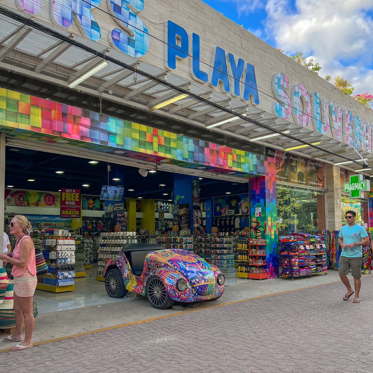 La Quinta Avenida es símbolo de Playa del Carmen, ya que en ella se reúne todo lo que este destino es: playa, tradiciones y un ambiente muy cosmopolita. ¡Y está a solo metros de distancia de Hotel Hul-Kú!
#HotelHulKú #PlayadelCarmen #QuintanaRoo #RivieraMaya #Viajeros #México