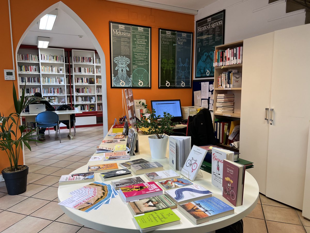 comunevenezia's tweet photo. 📚Filosofia, diritto, arte, lavoro e femminismo.  

🌸Nel parco di Villa Franchini la biblioteca del Centro Donna raccoglie quanto scritto dalle donne e sulle donne, in un patrimonio di circa 20.000 volumi, 700 film e 7 riviste di genere. 
 
#MarzoDonna2023 #biblioteche #cultura https://t.co/IFk9VtQpWX