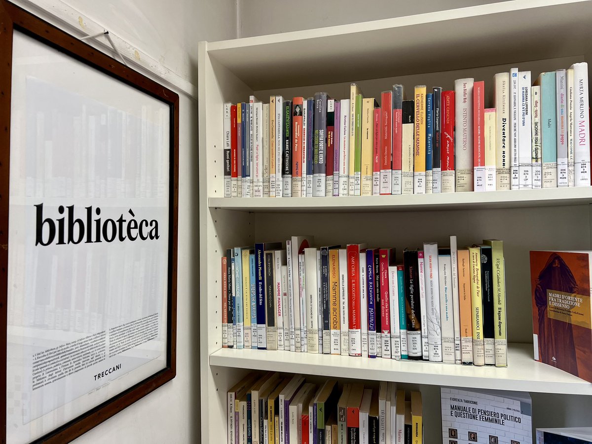 comunevenezia's tweet photo. 📚Filosofia, diritto, arte, lavoro e femminismo.  

🌸Nel parco di Villa Franchini la biblioteca del Centro Donna raccoglie quanto scritto dalle donne e sulle donne, in un patrimonio di circa 20.000 volumi, 700 film e 7 riviste di genere. 
 
#MarzoDonna2023 #biblioteche #cultura https://t.co/IFk9VtQpWX