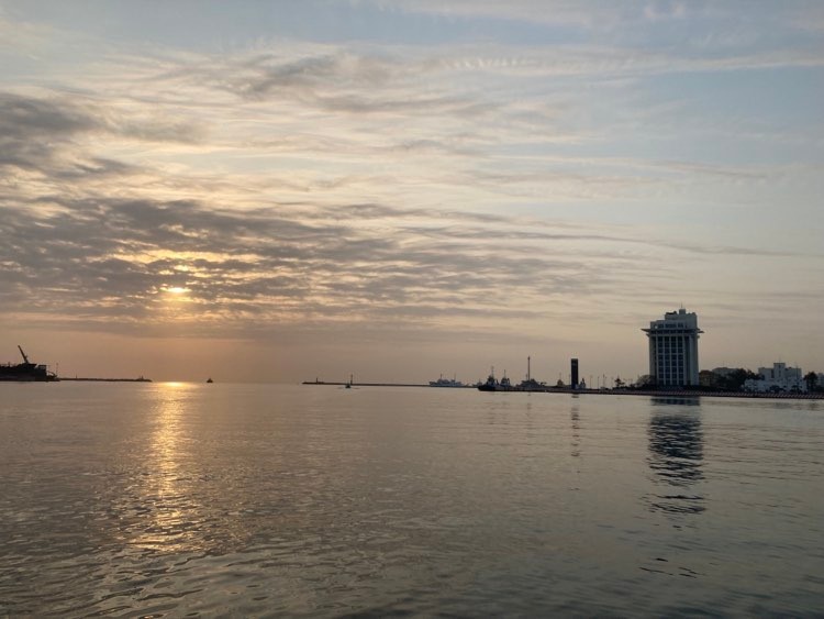 GolfoNoticias_'s tweet image. spcver: 04/03/2023

Así fue el amanecer 🌅 de hoy en el puerto de #Veracruz, parcialmente nublado por nubes #altostratus y una temperatura mínima de 18.0°C, esperándose un día menos cálido comparado con el de ayer. 

📷Ignacio Miguel Ga