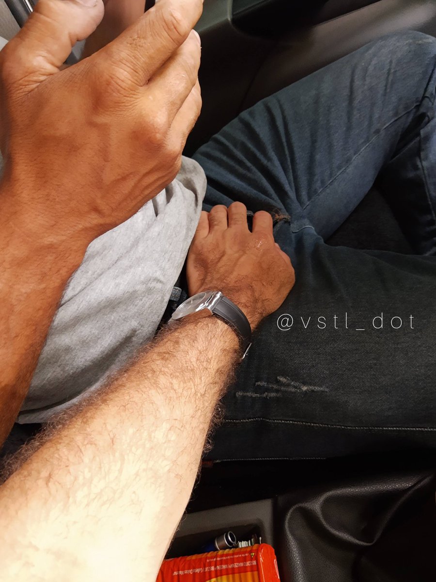 1/2 Caminhoneiro casado foi tirar um mijão bem na hora que eu tava passando😈! Parei do lado, tirei meu kct pra fora, fiquei encarando a rola dele... Soltei um "se quiser eu balanço pro cê😏" Ele não falou nada, entrou na cabine, fechou a porta, mas ficou me olhando pelo espelho