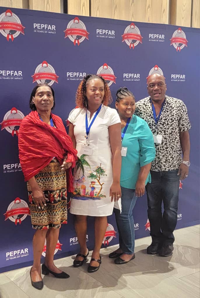 Fedhap_Plus's tweet image. La présidente de FEDHAP+ était présente à la Cop23 en Afrique du Sud avec d&apos;autres partenaires. Nous disons un grand merci à tous ceux qui contribuent à la lutte contre le VIH. #0 Discrimination,  
#0 décès liés au SIDA, 
#0 nouvelle  infection au VIH d&apos;ici 2030.