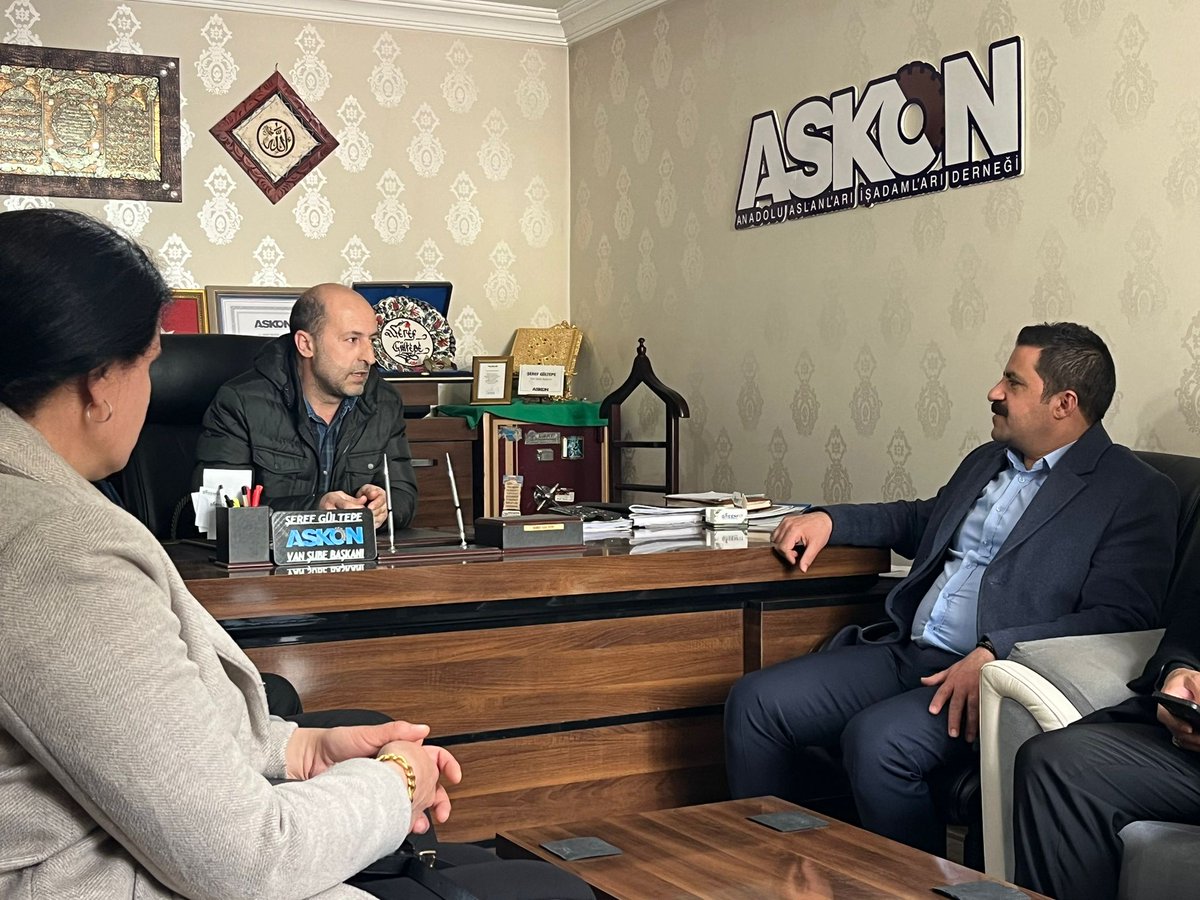DevaVanKurdi's tweet photo. Serokê Parêzgeha me Erdinç Peker û rêveberiya me, Komeleya Karsazên Şêrên Anatolyayê (ASKON) ziyaret kirin û ji ber karesata erdhejê piştgirî da Birêz Şeref Gültepe û xebatên ku piştî erdhejê li bajarê me bên ji kirin nirxandin. https://t.co/Pc52EUhaFz