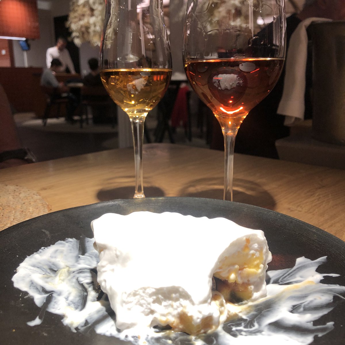 MontseCasanovas's tweet photo. Omelette surprise i Tawny 30 per acabar un dinar espectacular al #compartirbcn, el germà petit del #estimarbcn que val la pena visitar!!! https://t.co/kBbfynYPO1