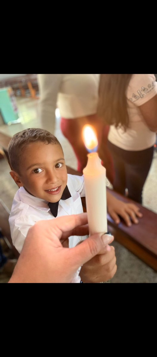 raymond_hidalgo's tweet image. Mi santhi. Haciendo en su bautizo 🙏🙏🙏