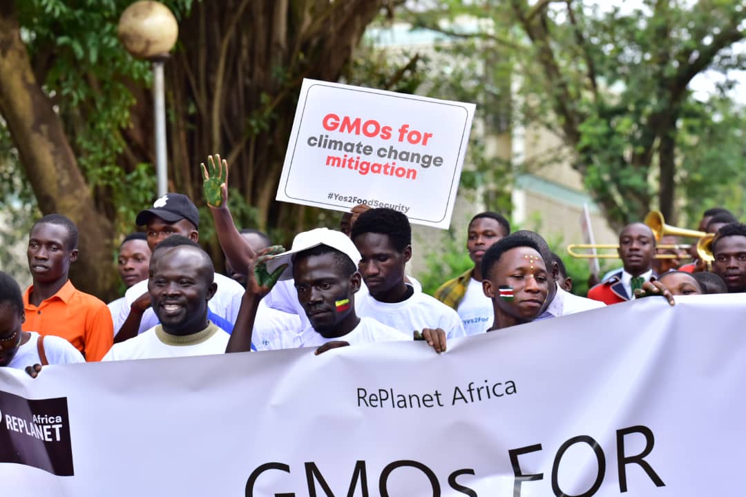 WePlanetAfrica's tweet photo. In a warming world, modern science presents efficient and climate #smart #biotechnologies to mitigate the effects of #climatechange. Become a #Replaneteer today and solve the #climatecrisis. This is what the #Walk4GMOs was about.
#Yes2FoodSecurity #LetKenyansEat https://t.co/o3SNpAOiM8
