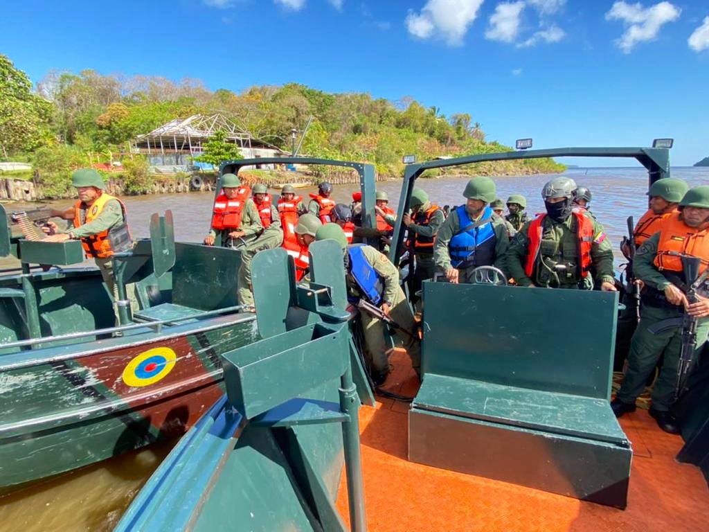 CEOFANBVE's tweet photo. 🔁RT || GJ @dhernandezlarez: #FANB🇻🇪 desplegada en los rincones más recónditos de la Patria garantizando nuestra soberanía, leales siempre !!

 #EscudoBolivariano2023
#ChávezInfinito
#FANB🇻🇪 #CEOFANB🇻🇪 https://t.co/rgDw8Rb1Ur