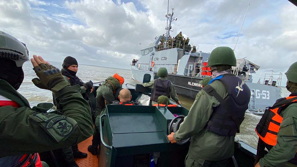 CEOFANBVE's tweet photo. 🔁RT || GJ @dhernandezlarez: #FANB🇻🇪 desplegada en los rincones más recónditos de la Patria garantizando nuestra soberanía, leales siempre !!

 #EscudoBolivariano2023
#ChávezInfinito
#FANB🇻🇪 #CEOFANB🇻🇪 https://t.co/rgDw8Rb1Ur