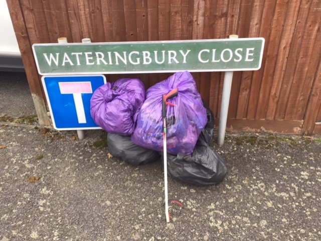 orpingtonlabour's tweet photo. Following some casework from @StPauls_Labour we had a couple of litter pickers in Wateringbury Close today.
A LOT of rubbish has accumulated in the bushes, and took two of us over an hour to clear just one!
We shall return here...
#LabourAtWork #LitterPicking #StPaulsCray https://t.co/BqrokLiDTD