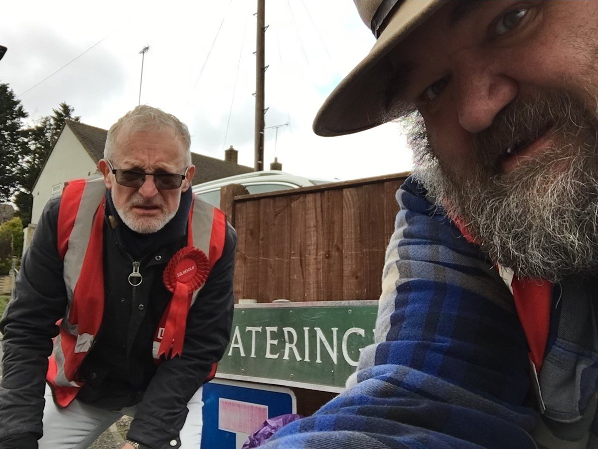 orpingtonlabour's tweet photo. Following some casework from @StPauls_Labour we had a couple of litter pickers in Wateringbury Close today.
A LOT of rubbish has accumulated in the bushes, and took two of us over an hour to clear just one!
We shall return here...
#LabourAtWork #LitterPicking #StPaulsCray https://t.co/BqrokLiDTD