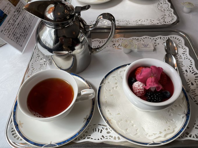 チェックアウト後すぐにラリック美術館へ行き、オリエント急行のティータイムを申し込んで楽しみ、その後はcu-moで足湯を楽しんで、箱根湯本駅で土産を買って帰宅しましたとさ。温泉はやっぱりいいぞ!٩( 'ω' )و 