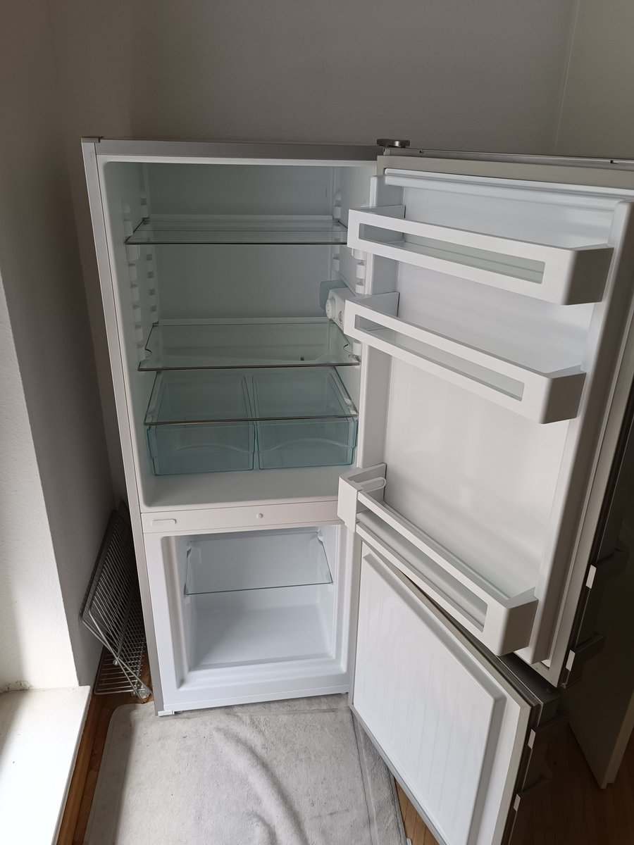 DwarfVader92's tweet photo. Zum Gefrierteil gehören noch zwei Schubladen, die hier nicht abgebildet sind. 
(Keine Sorge, das Gerät ist komplett dicht - das Handtuch ist noch vom Abtauen) https://t.co/Q5aAPgip05