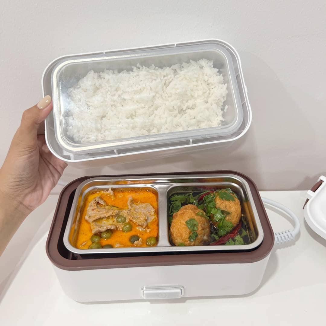 เกินไป กล่องอุ่นอาหารไฟฟ้า ตอบโจทย์คนไม่ชอบกินกับข้าวที่มันเย็นชืด วิธีใช้ก็แค่เสียบปลั๊กแล้วกดปุ่ม มันอุ่นให้อัตโนมัติเลย ชอบตรงมีหูหิ้ว นี่ลงทุนซื้อครั้งเดียวใช้มา 2 ปีละ