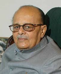 अर्जुन सिंह का आज स्मृति दिन है। 2006 में उन्होंने केंद्रीय शिक्षा संस्थानों, IIT, IIM, AIIMS वग़ैरह में 27% OBC कोटा लागू कर दिया। इन संस्थानों के दरवाज़े किसान, कारीगर और पशुपालक समुदायों के लिए पहली बार खुल गए। तीन लाख ओबीसी इन संस्थानों में आ गए। ये क्रांति थी। नमन कीजिए। 🙏🏼