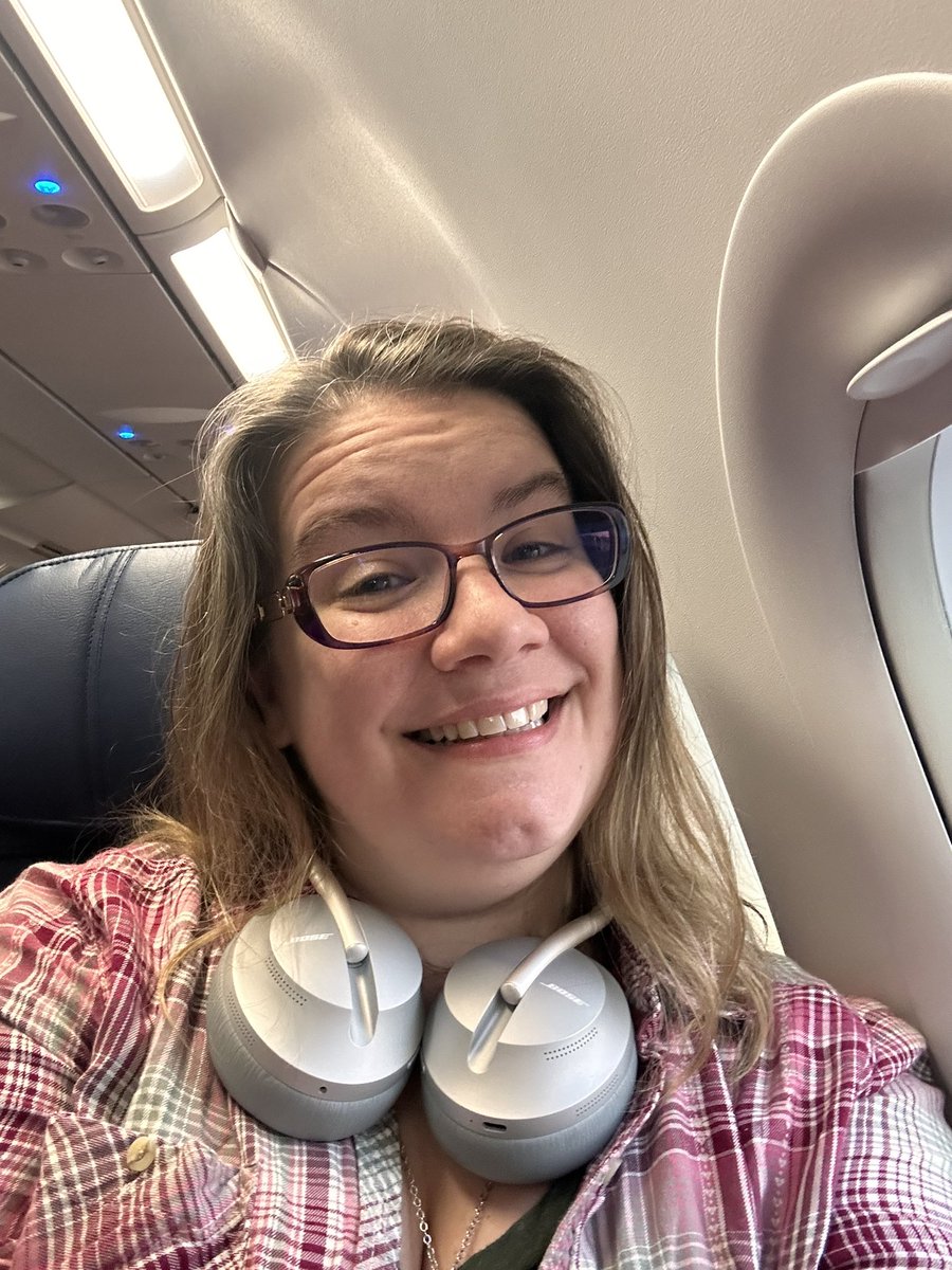 On my way to Xchange in Orlando! Currently listening to my 90s playlist and wonder how do people listen to music on the plane and not have the urge to sing and dance when an awesome song comes on 👀