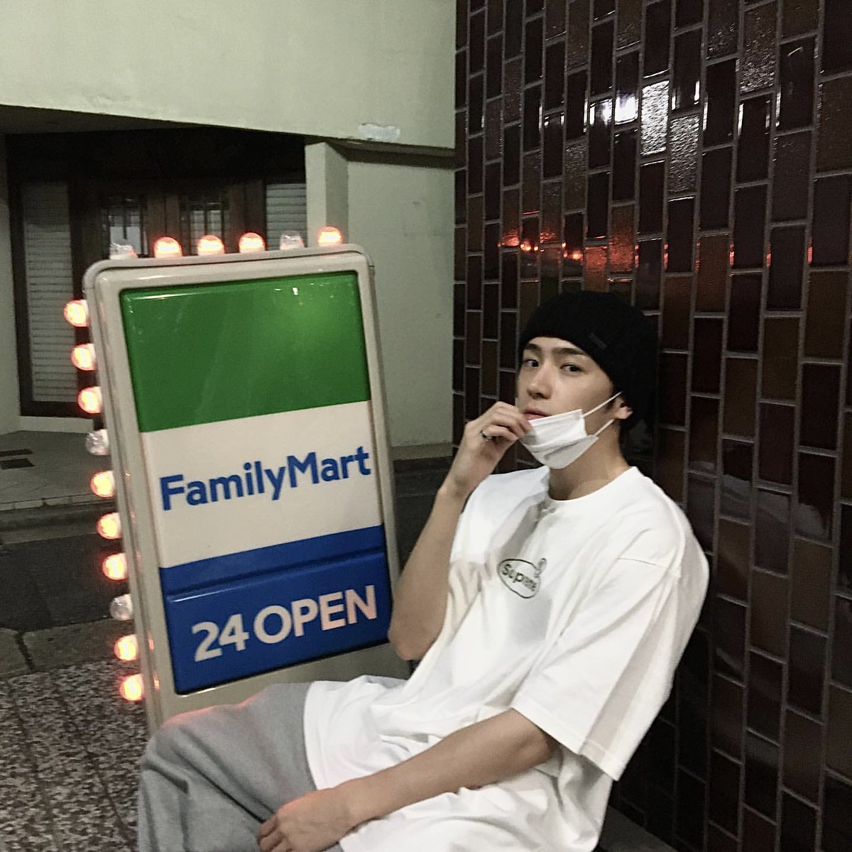 만나야 돼 그때 다 얘기할게 니 생각하던 날이 한달에 삼십일은 돼