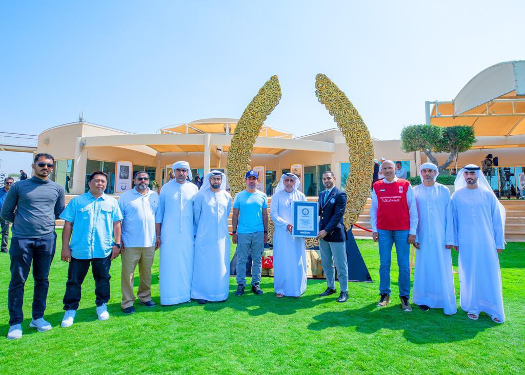 DubaiPoliceHQ's tweet photo. كما تسلم سعادة اللواء خبير خليل إبراهيم المنصوري، مساعد القائد العام لشؤون البحث الجنائي، شهادة موسوعة غينيس للأرقام القياسية بعد ان جمع مركز شرطة الخيالة اكبر عدد حدوات وتجميعها على شكل حدوة واحدة .. https://t.co/mRNLKRk37M