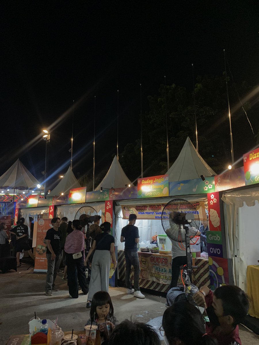 mikalodon's tweet photo. Seru banget #PasarMalem mau nonton tong setan. https://t.co/yGybeXhIFD