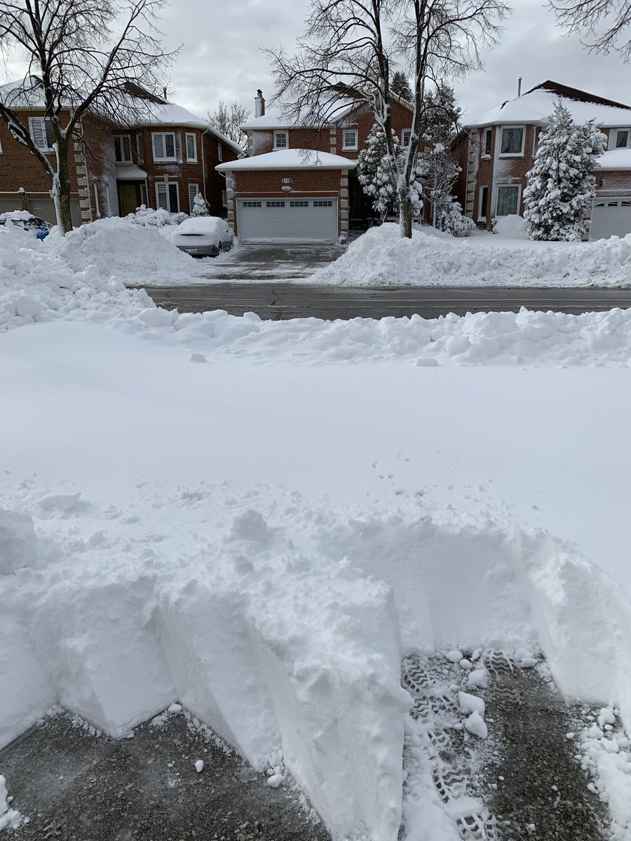 Ayo <a href="/City_of_Vaughan/">City of Vaughan</a> you guys are kidding right? 25 cm of snow fall and I got a 50 cm hill at the end of my drive way 🫠 where’s the second snow plow?