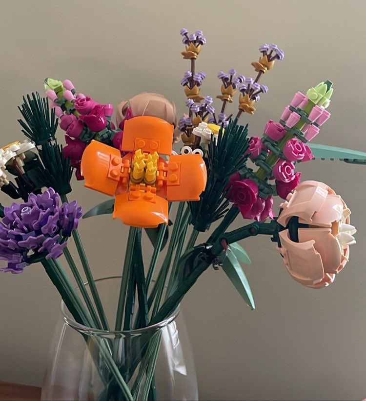 300moods's tweet image. lego flowers 💐