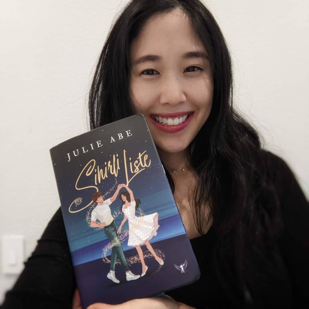 🌌 let's dance under starry night skies and dream the night away 🌌

The Turkish edition of The Charmed List is endlessly dreamy. It's got a whole new cover, an adorable teacup bookmark, painted starry edges -- basically, it's absolutely, completely go… instagr.am/p/Co4w1C-Pmmh/