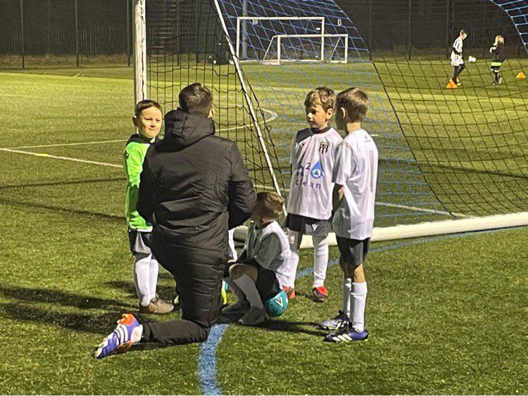 اصدقائي مدربي الفئات العمرية 

الطفل في هذه المرحله لديه مخزون بدني يكفيه للعب طوال النهار وطوال الليل بطبيعته الفسيولوجيه لذلك لا ترهقه باحمال بدنيه هو لا يحتاجها الان ،

كل ما عليك ان تعطيه ما يحتاجه في هذه المرحلة من تكوين وتاسيس مهاري وخلفية خططيه بسيطه تجعل هناك نظام مبسط في