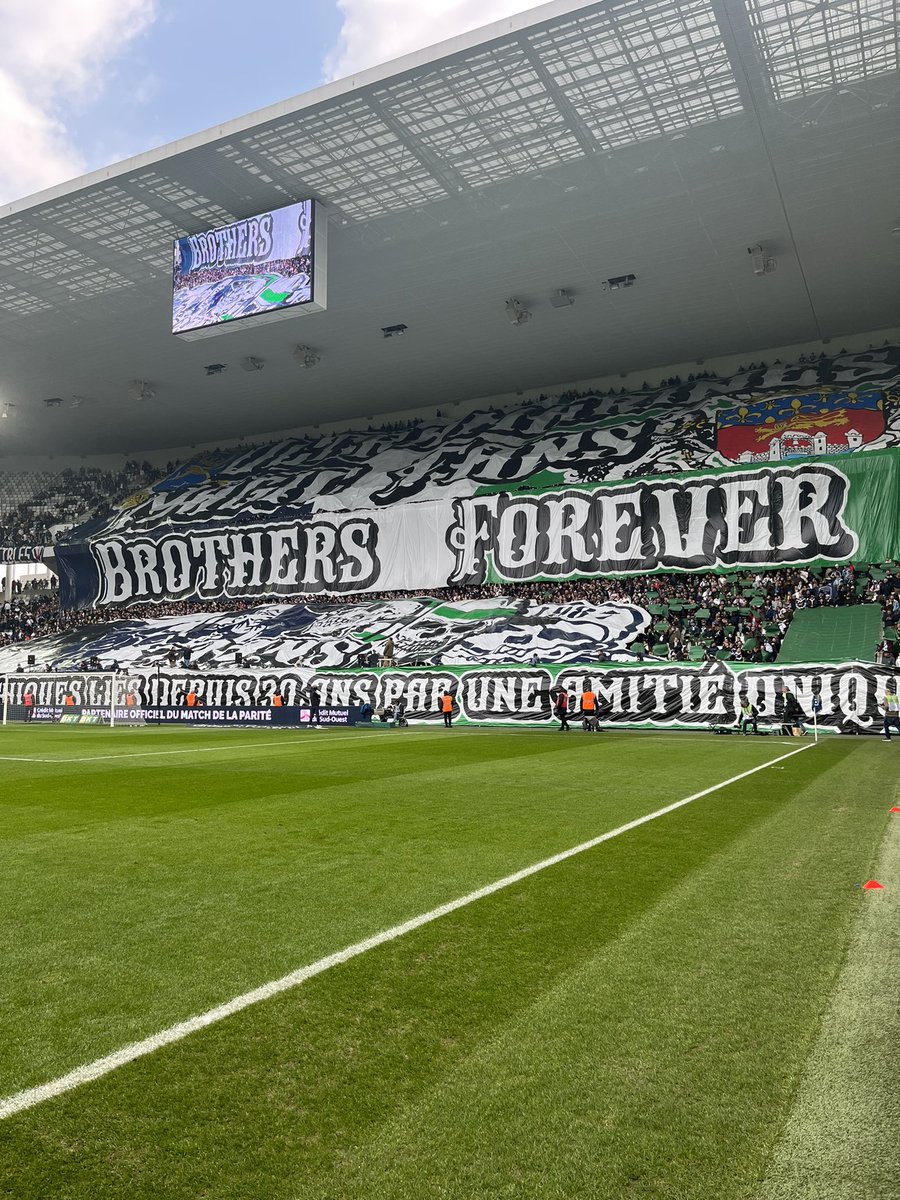 Ligue2BKT's tweet photo. Les supporters @girondins ont déployé un tifo aux couleurs des 2 clubs 💙💚 #FCGBASSE https://t.co/L4KJiJmO7E
