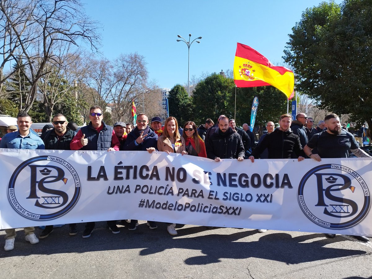 guidoprincesa's tweet photo. Hemos estado luchando hoy para que nos dejen defender lo poco que nos queda de civilización.
Nos ha visitado @Isabelperezmoi1 de @Vox_Fuenlabrada, fiel seguidora de la asociación. https://t.co/EswvOLPr6N