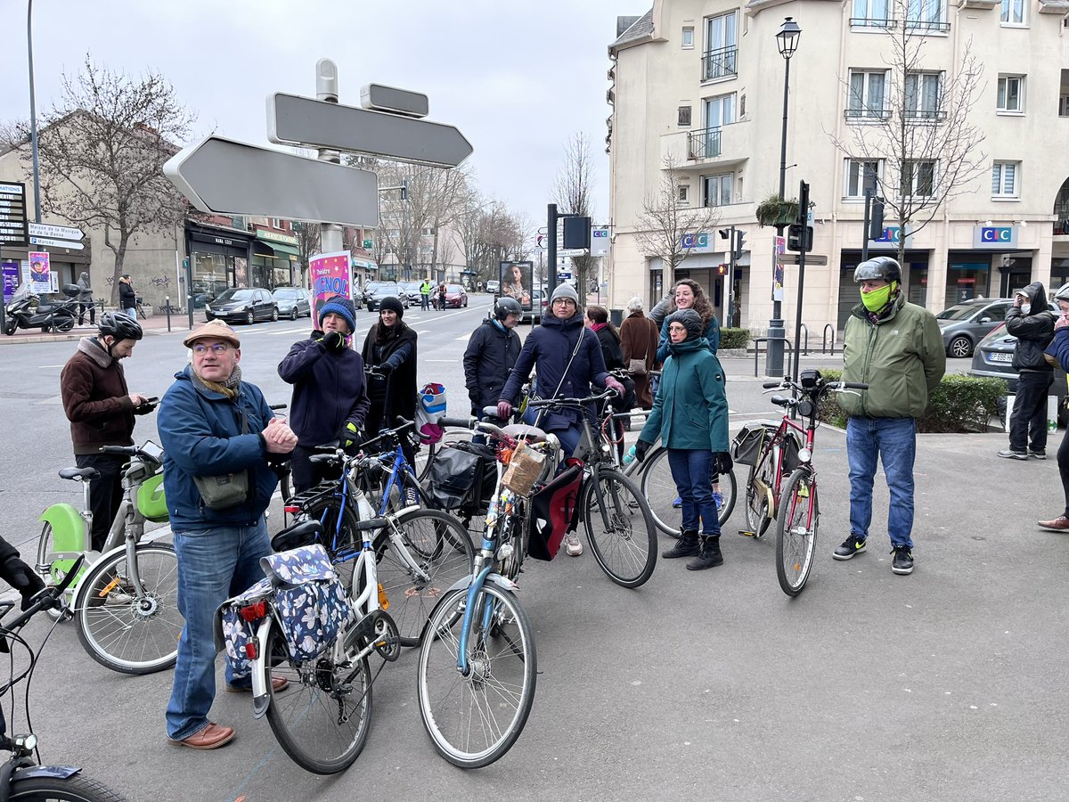 🎊 Grosse réussite: la déambulation de la CATTE sur la #RD63 a montré que cette route est compatible avec une piste cyclable bidirectionnelle qui serait la ligne V8 du futur réseau cyclable RER V de la région. Participation de citoyens et d’élus de plusieurs villes: merci! 🙏