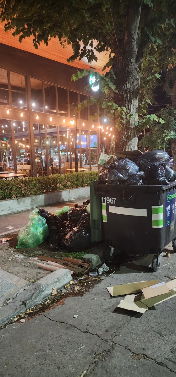 davidcas's tweet photo. @StarbucksAr , la Municipalidad de San Isidro ,  @gustavoposse y la falta de aporte a la sostenibilidad en el Drive Thru de Martinez. https://t.co/kXXHC4Ci6z