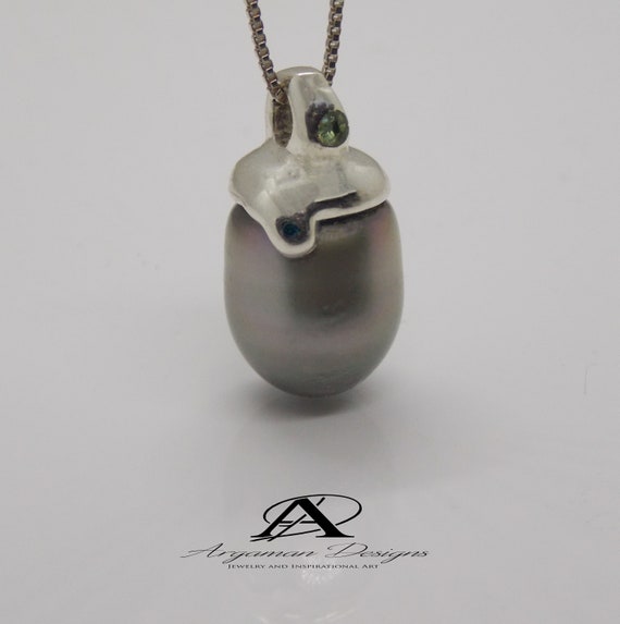 ArgamanNir's tweet image. Large Tahitian South Sea Pearl pendant , jewelry etsy.me/3lJX7n4 #marriedgifts #marriedgift #baroquependant #baroquejewelry @etsymktgtool