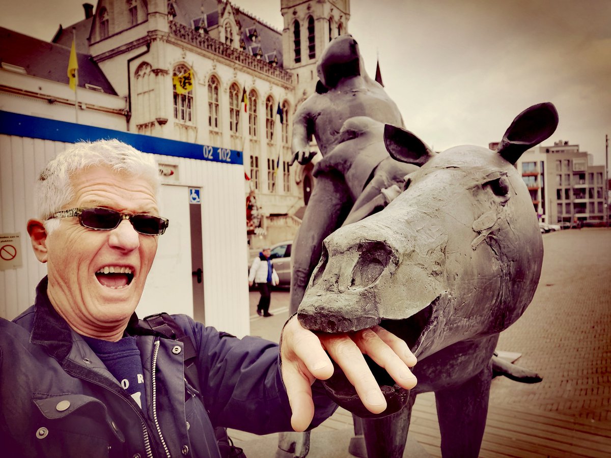 CaptainSensible's tweet photo. Forget the hitchhikers guide to the galaxy @thedamned are in Belgium, at De Casino (St Niklaas) which looks to us like a #propervenue. Statues are a bit aggressive, mind! https://t.co/rMnMhzgLn7