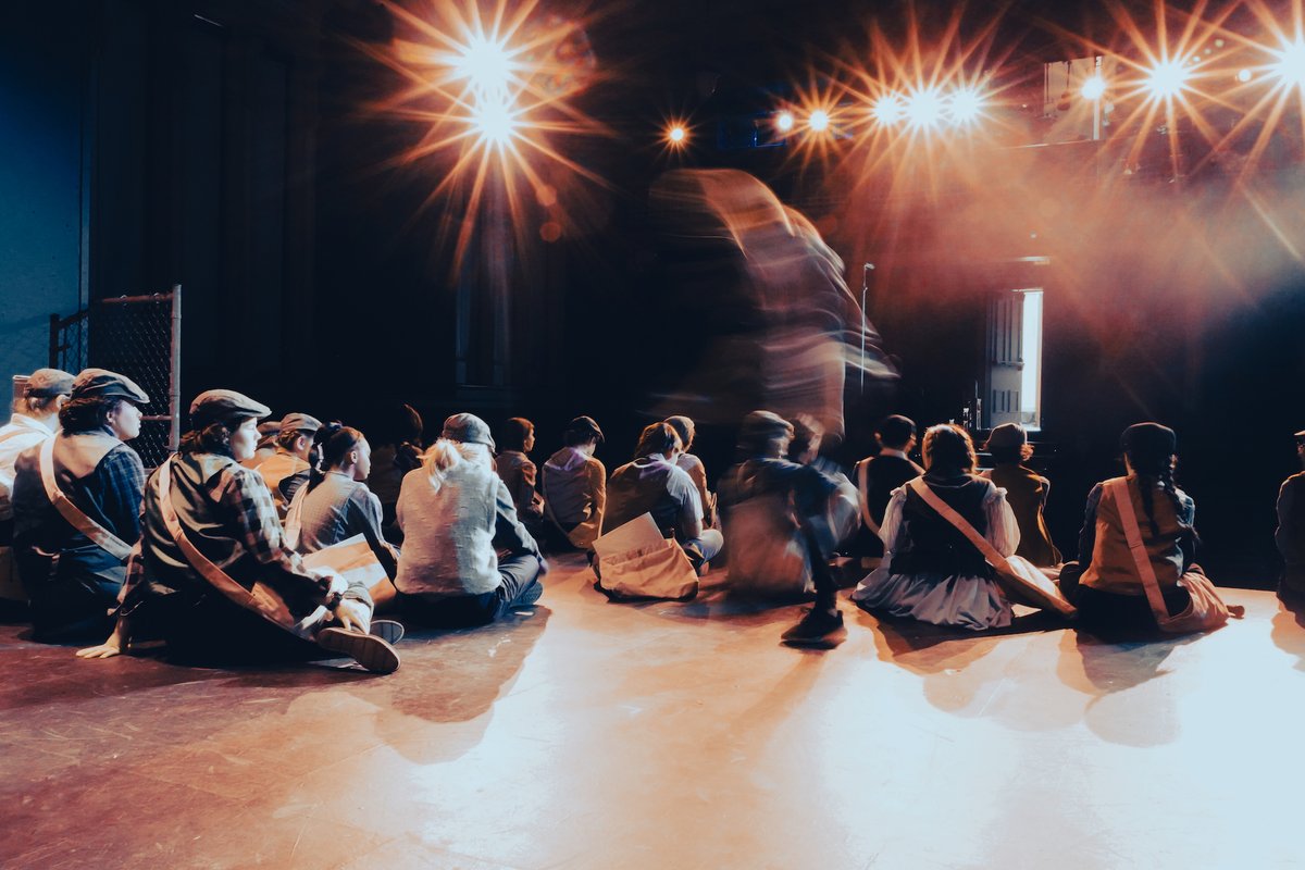 trafalgarcastle's tweet photo. Trafalgar's production of Newsies JR. continues today with performances at 4 and 7 p.m. Break a leg! #drama #arts #stagecrew #artscrew #backstagecrew #director #choreographer #cocurriculars #schoollife #community
π· : Kendall S., Grade 12 Trafalgar student https://t.co/lXCC3qR6aw