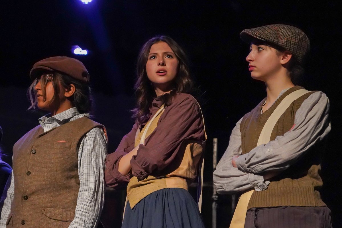 trafalgarcastle's tweet photo. Trafalgar's production of Newsies JR. continues today with performances at 4 and 7 p.m. Break a leg! #drama #arts #stagecrew #artscrew #backstagecrew #director #choreographer #cocurriculars #schoollife #community
π· : Kendall S., Grade 12 Trafalgar student https://t.co/lXCC3qR6aw