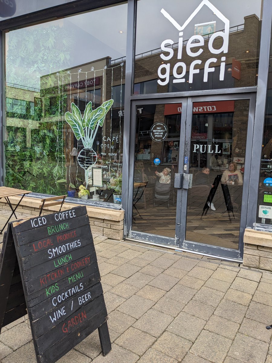 jennymanders's tweet photo. Great way to spend a March morning, discovering Carmarthen centre, market &amp; ukulele band. Top brunch at @ysiedHQ - wyau gwych wedi'u potsio a sbigoglys. Recommend! https://t.co/v8WOuIzfRN