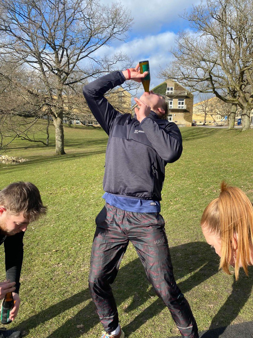 Søen er åben. Kurt drikker øl i forårets solstråler, vender både i det kølige søvand og hygger i hinandens selskab. Vi gør vores bedste, mens vi har det sjovt. Hvilken lørdag! 🚀 #kurttilkapsejlads #kurthardinryg