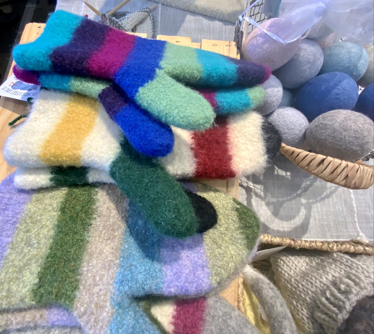 sjfmnl's tweet image. It’s cold out so stay warm and look good with these items from today’s market. #sjfmnl #sjfm #winterclothes #mittens #coats #hats #handmade #locallymade
