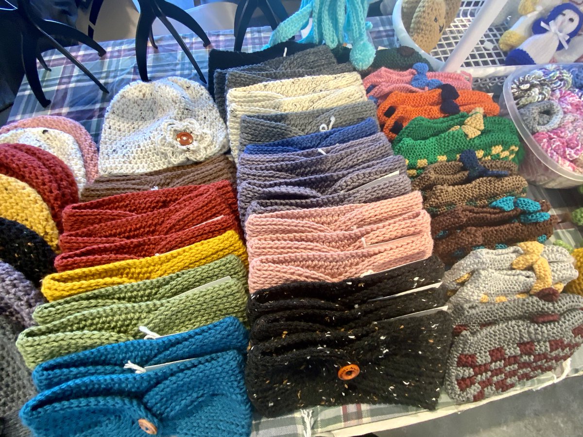 sjfmnl's tweet image. It’s cold out so stay warm and look good with these items from today’s market. #sjfmnl #sjfm #winterclothes #mittens #coats #hats #handmade #locallymade