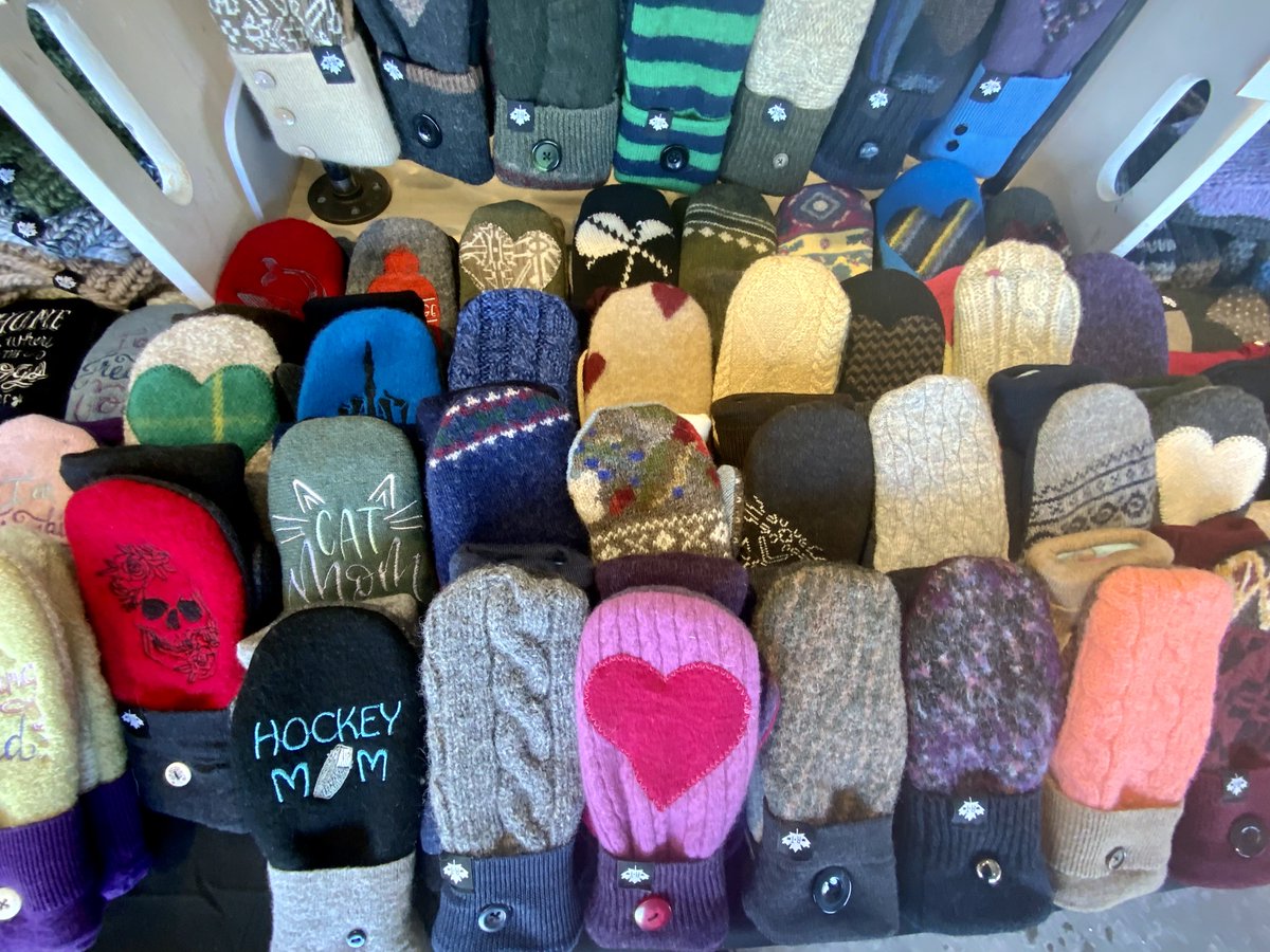 sjfmnl's tweet image. It’s cold out so stay warm and look good with these items from today’s market. #sjfmnl #sjfm #winterclothes #mittens #coats #hats #handmade #locallymade