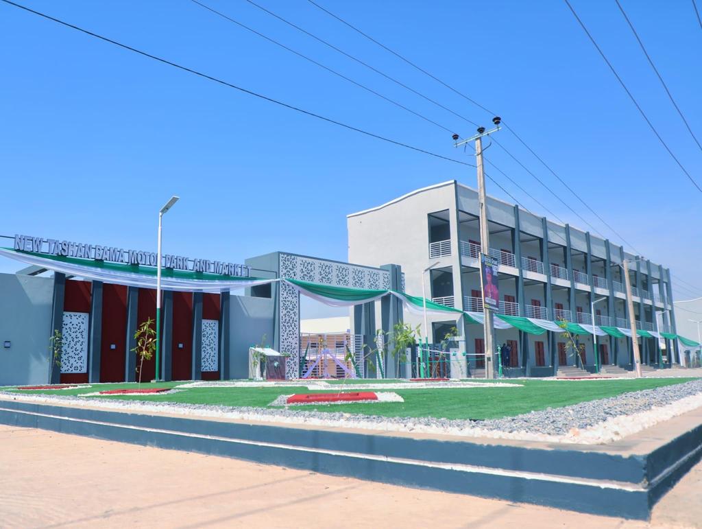 Governor Borno (@govborno) on Twitter photo 5th Presidential Commissioning: How <a href="/MBuhari/">Muhammadu Buhari</a> opened <a href="/ProfZulum/">Prof. Babagana Umara Zulum</a>'s roads, new market/park, doctors' estate.. m.facebook.com/story.php?stor… 5th Presidential Commissioning: How <a href="/MBuhari/">Muhammadu Buhari</a> opened <a href="/ProfZulum/">Prof. Babagana Umara Zulum</a>'s roads, new market/park, doctors' estate.. m.facebook.com/story.php?stor…