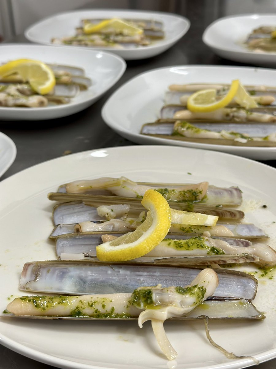 Fresh Annagassan Razor Clams are flying out today 👌👌

#louthchat @gnelis @Failte_Ireland @GoodFoodIreland @restawards @irish_writing