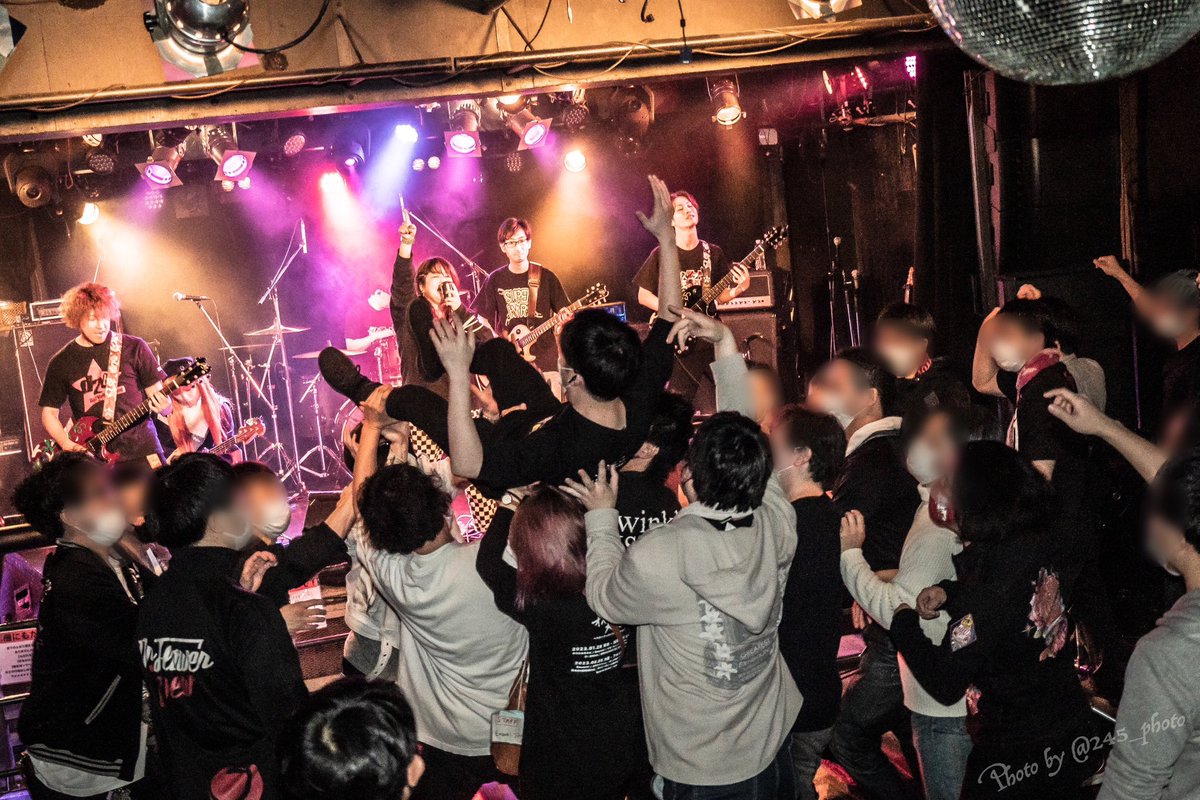 moeco55sh's tweet image. 人が飛んでた写真
(フロアの人々のお顔にモザイクかけてあります)
#オバイブ大行進