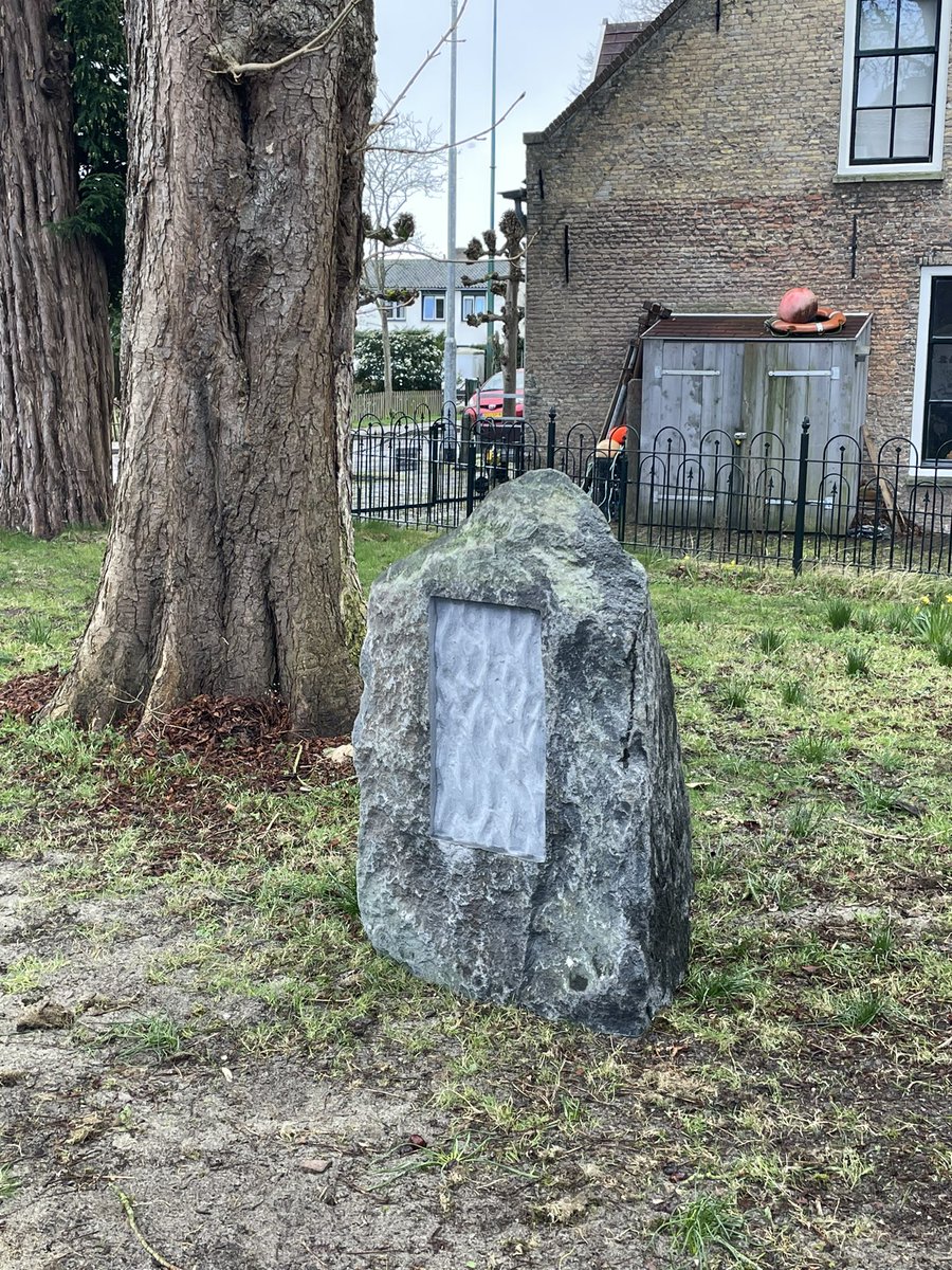 Namens <a href="/LeefbaarSD/">Leefbaar S-D</a>  bij de opening expositie van Annelieke Rovers in de <a href="/Bewaerschole/">Bewaerschole</a> in Burgh-Haamstede in de serie #thefuturehasmanyhistories. Wauw! Wat een gave expositie, haar eerste solo expositie, een talent om in de gaten te houden!  #streekholders #onderdeindruk